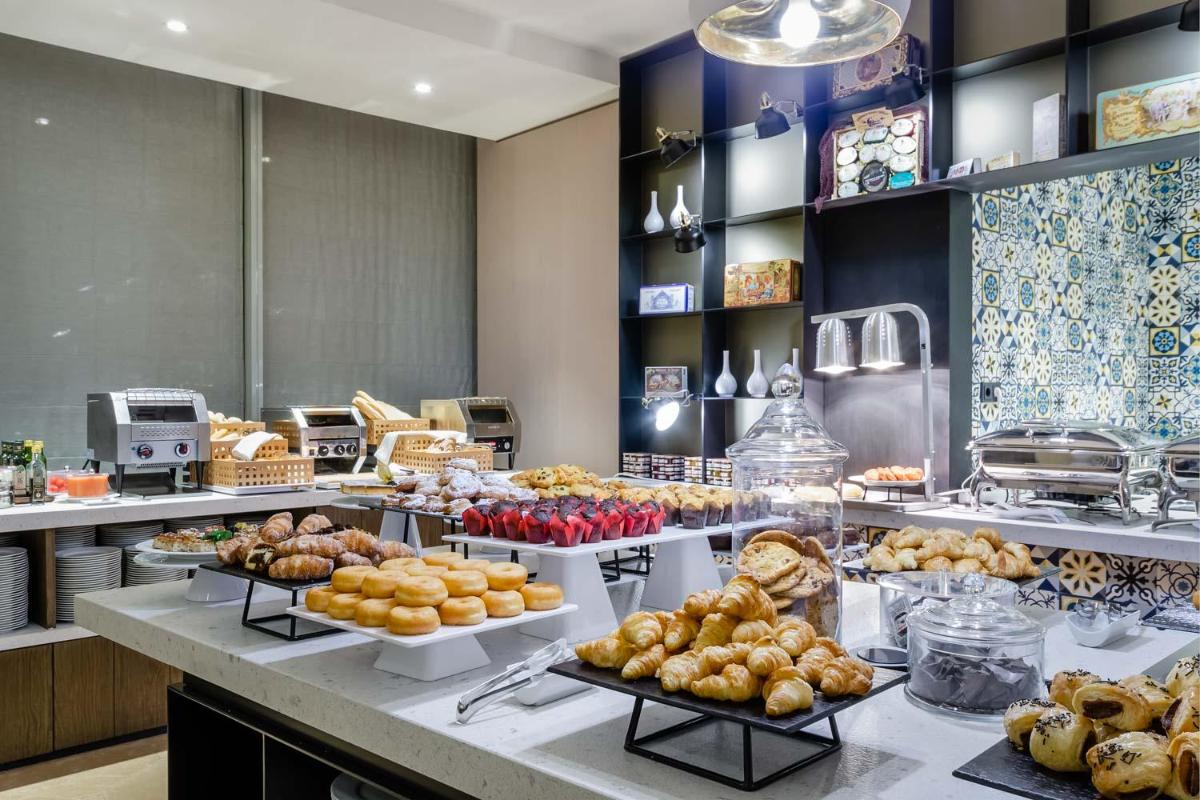 Comida en o cerca de este hotel
