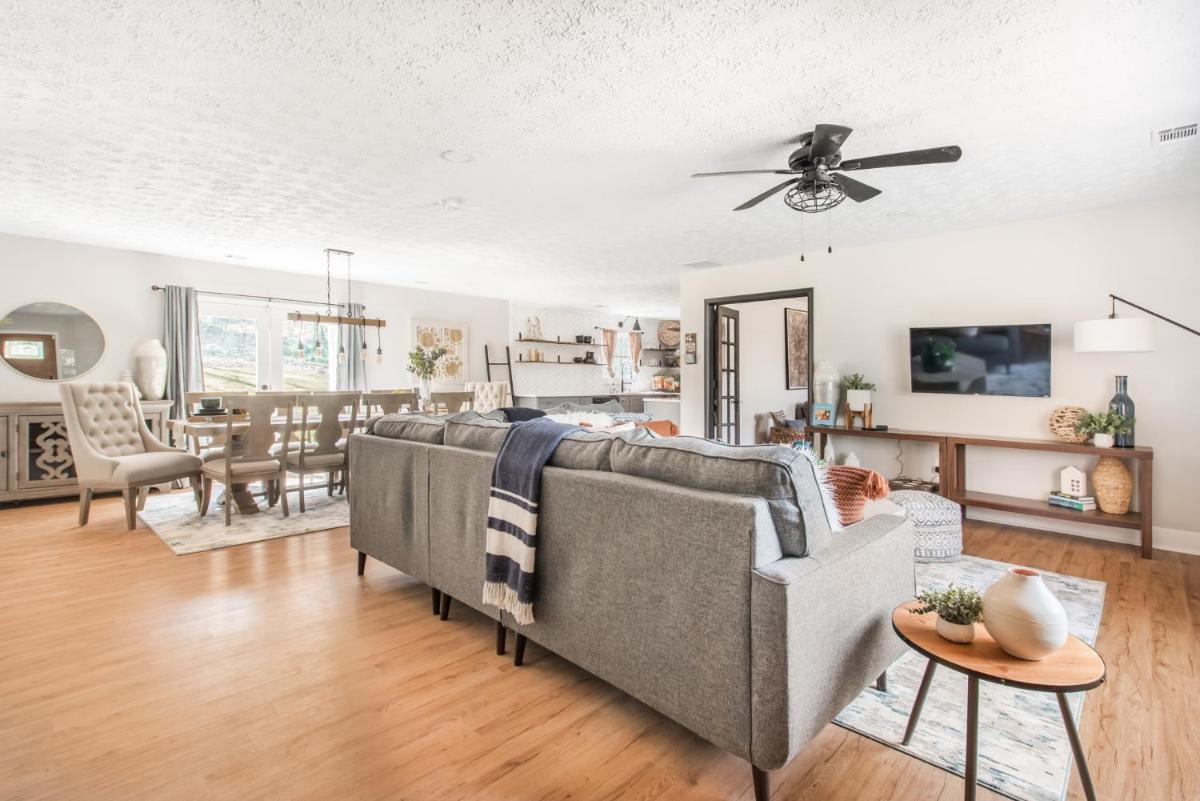 Charming and Spacious Home Great for Group Getaway - Housity