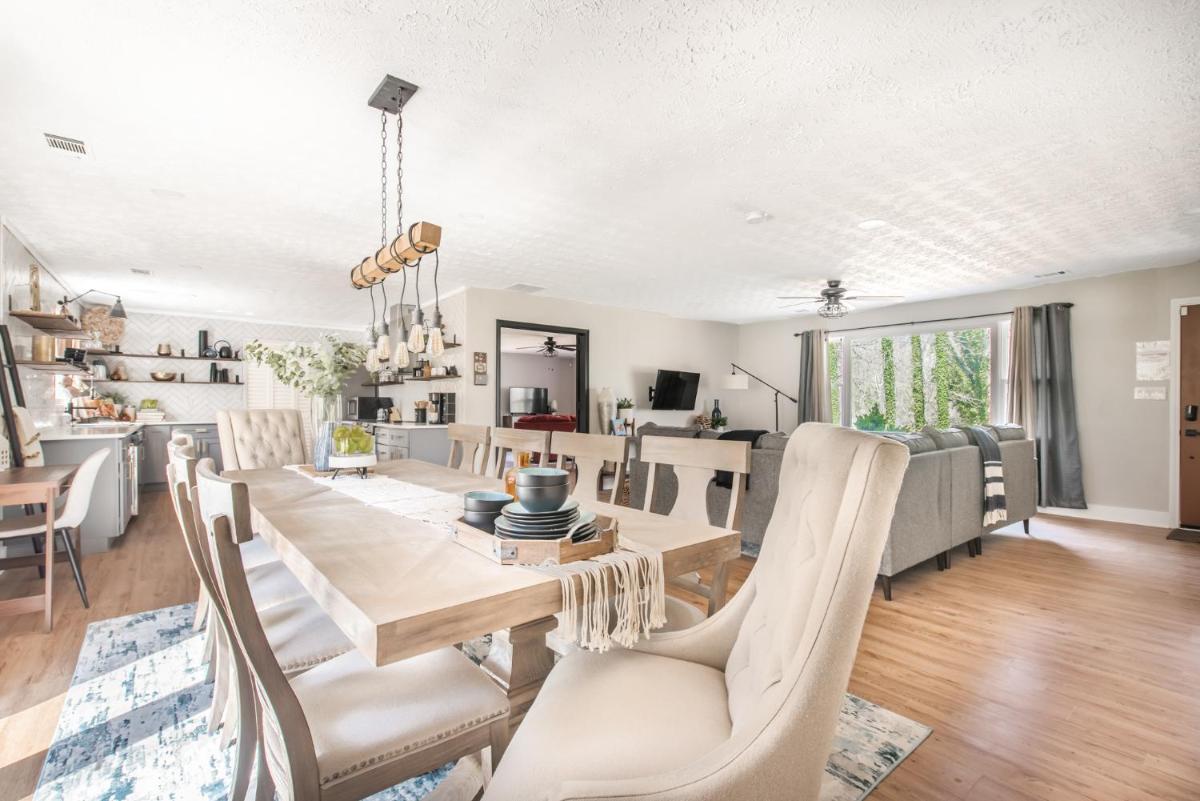 Charming and Spacious Home Great for Group Getaway - Housity
