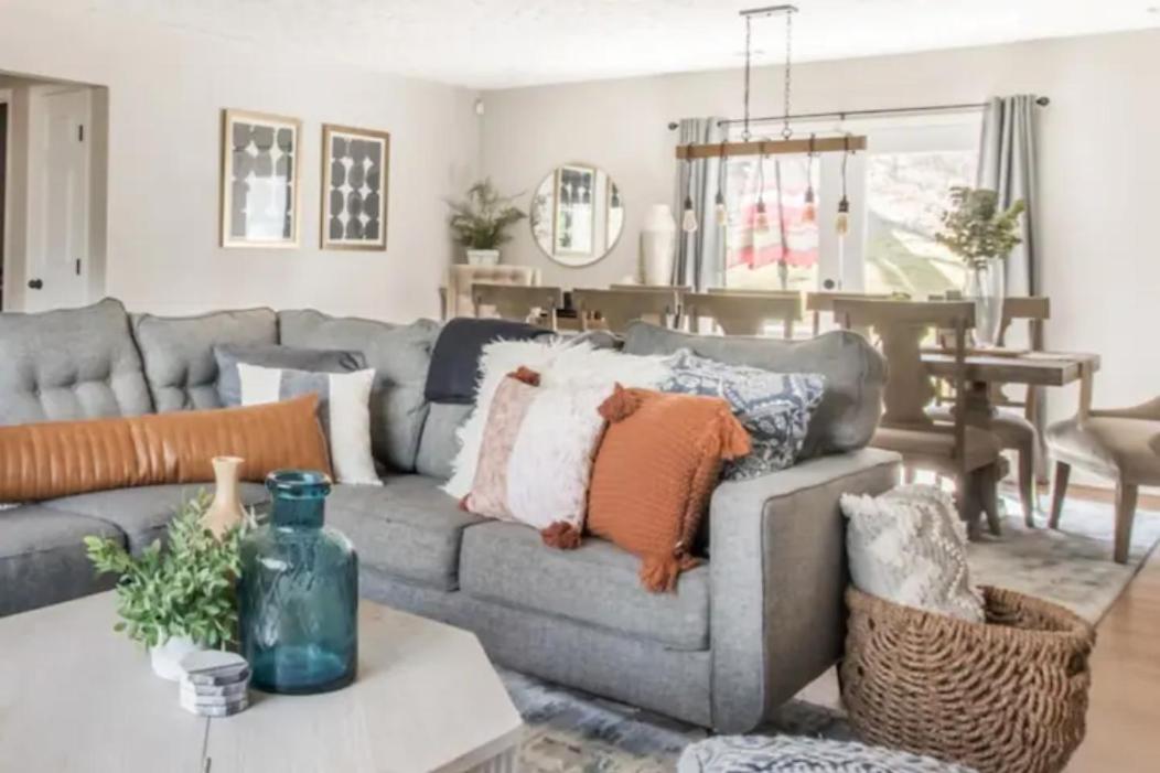 Charming and Spacious Home Great for Group Getaway - Housity