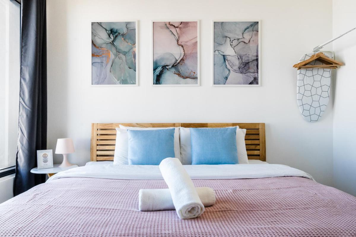 De Pastel Studio - SeaView at 218 Tropicana NEAR Komtar Food Heaven with Netflix & TV Box - Housity