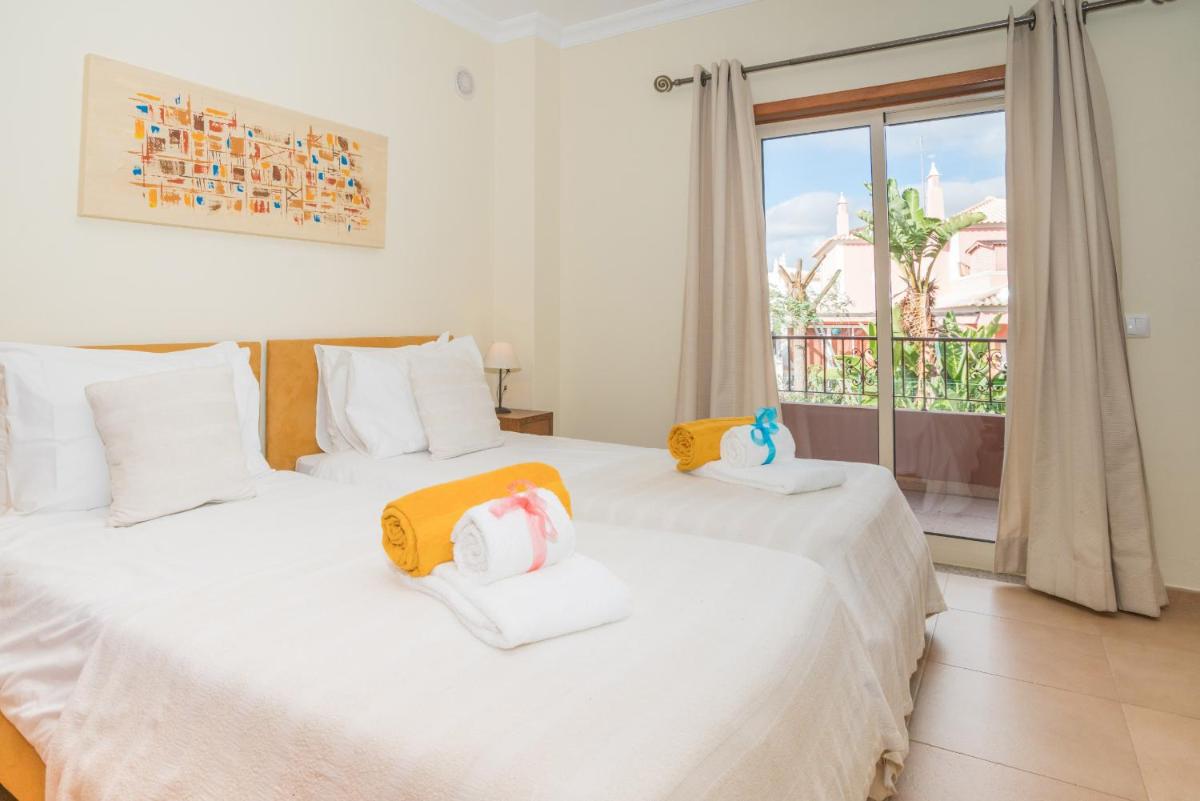 Fabulous Linked Villa in Armacao de Pera, Algarve - Housity