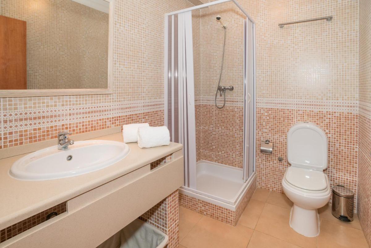 Fabulous Linked Villa in Armacao de Pera, Algarve - Housity