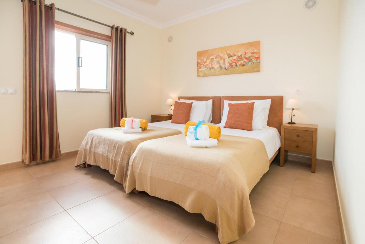 Fabulous Linked Villa in Armacao de Pera, Algarve - Housity