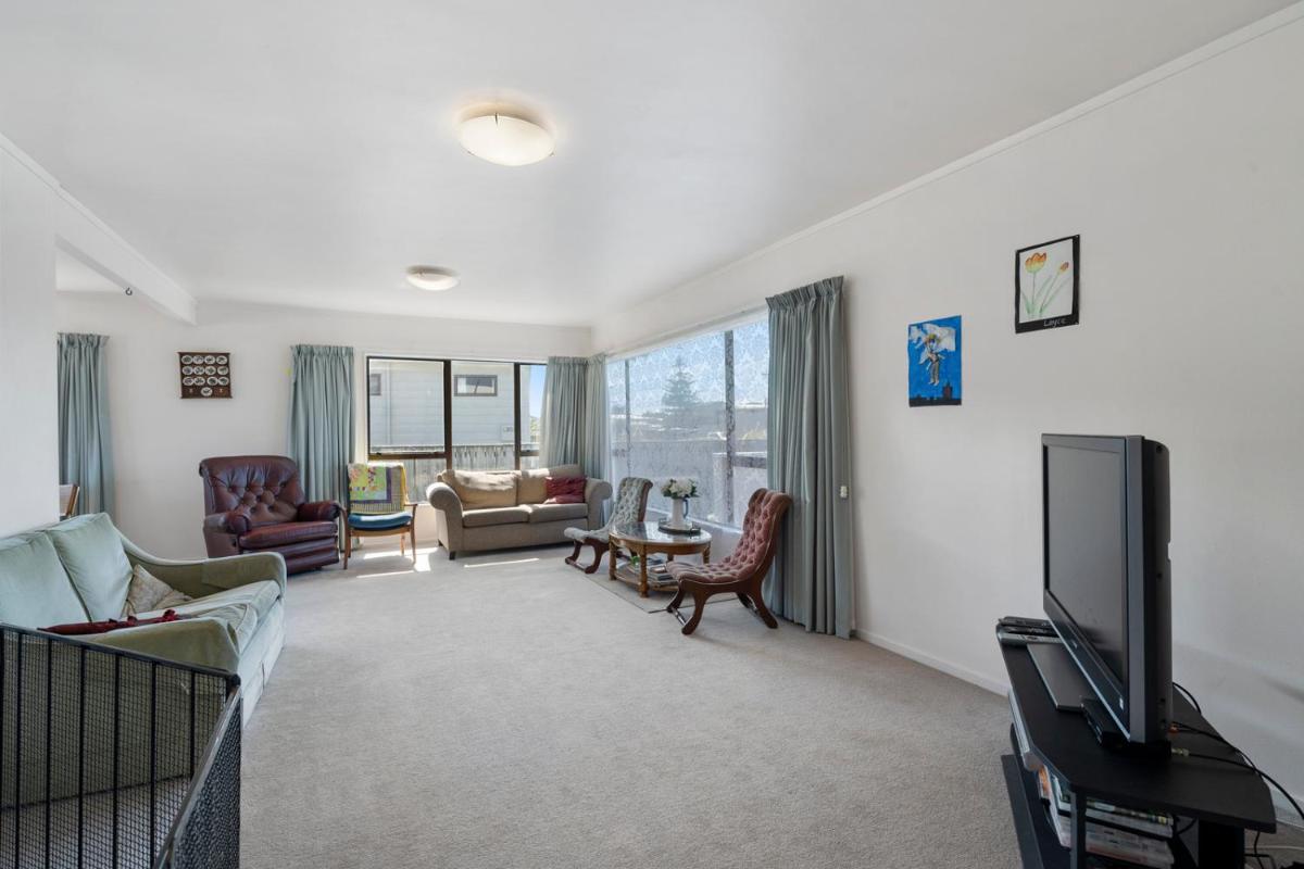 Hit The Beach - Waitarere Beach Holiday Home - Housity