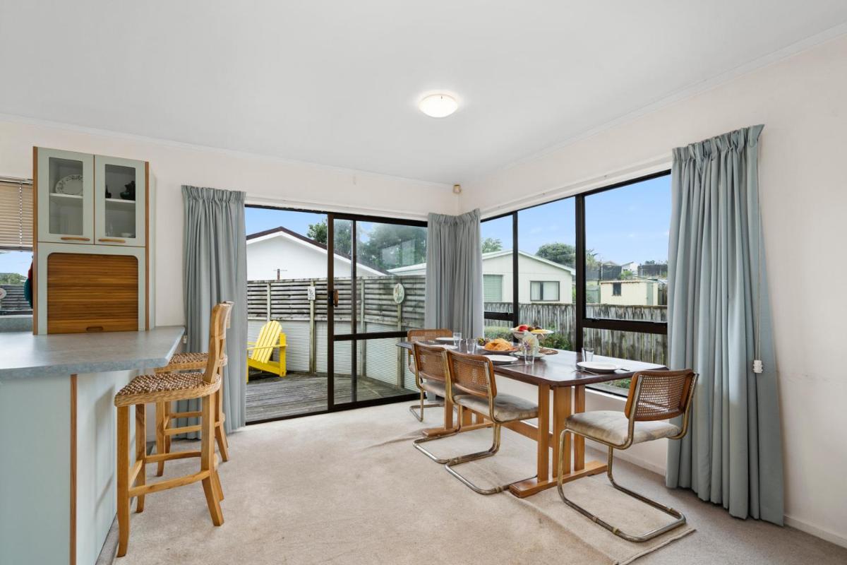 Hit The Beach - Waitarere Beach Holiday Home - Housity