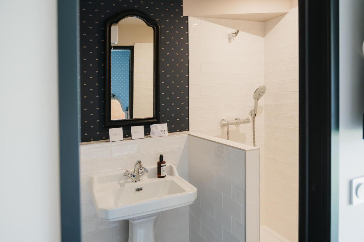 Salle de bains dans l'établissement Hôtel La Robéyère - BW Signature Collection