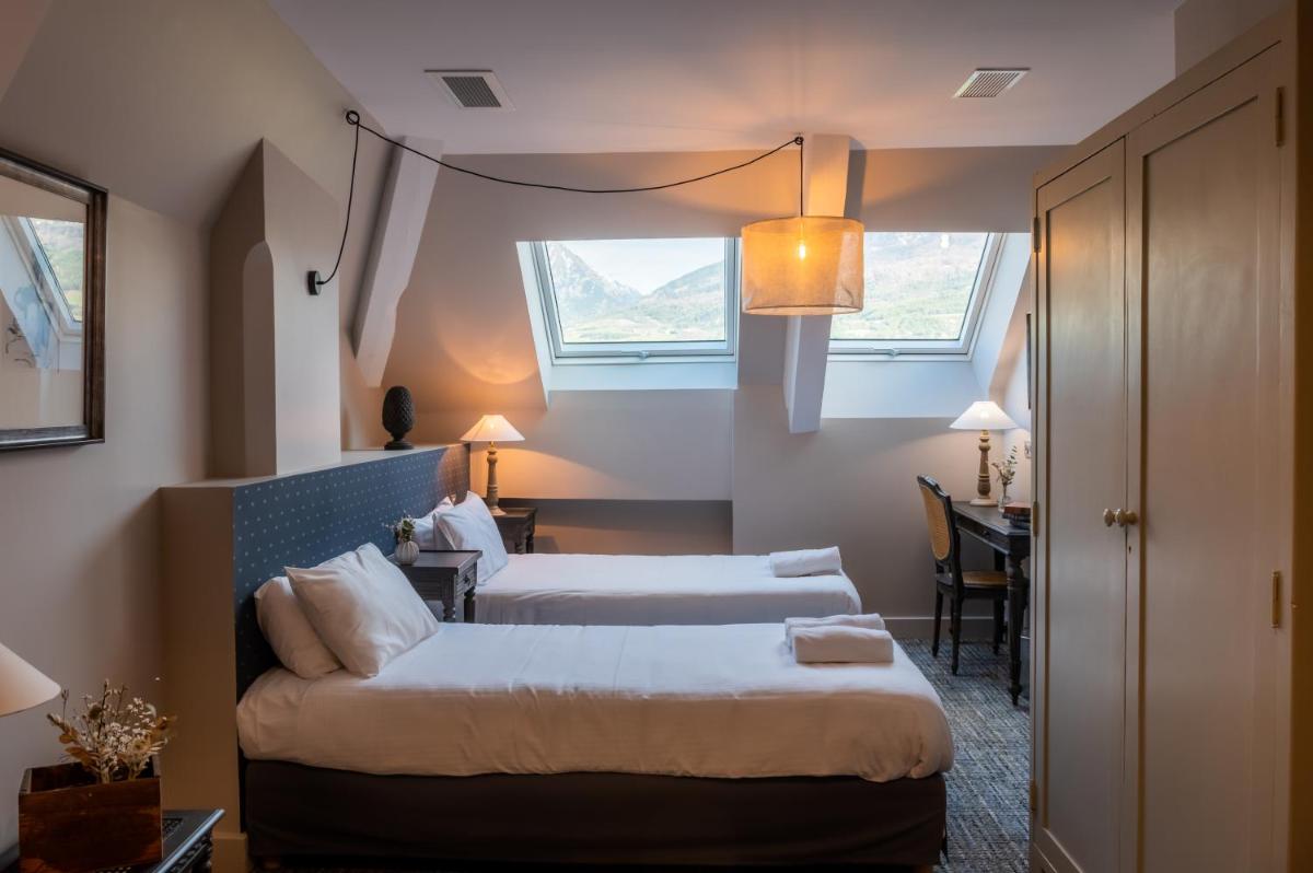 Un ou plusieurs lits dans un hébergement de l'établissement Hôtel La Robéyère - BW Signature Collection