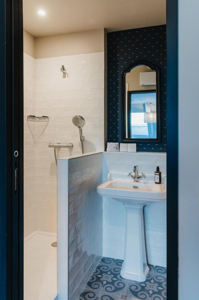 Salle de bains dans l'établissement Hôtel La Robéyère - BW Signature Collection