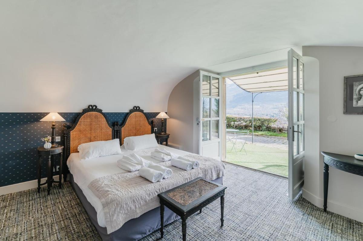 une chambre avec un grand lit aux oreillers blancs dans l'établissement Hôtel La Robéyère - BW Signature Collection, à Embrun 61 autres photos