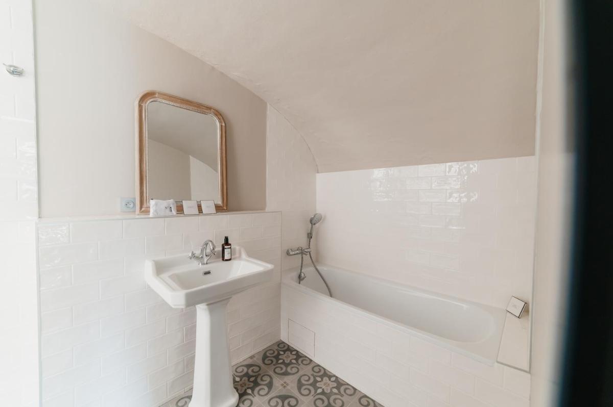 Salle de bains dans l'établissement Hôtel La Robéyère - BW Signature Collection
