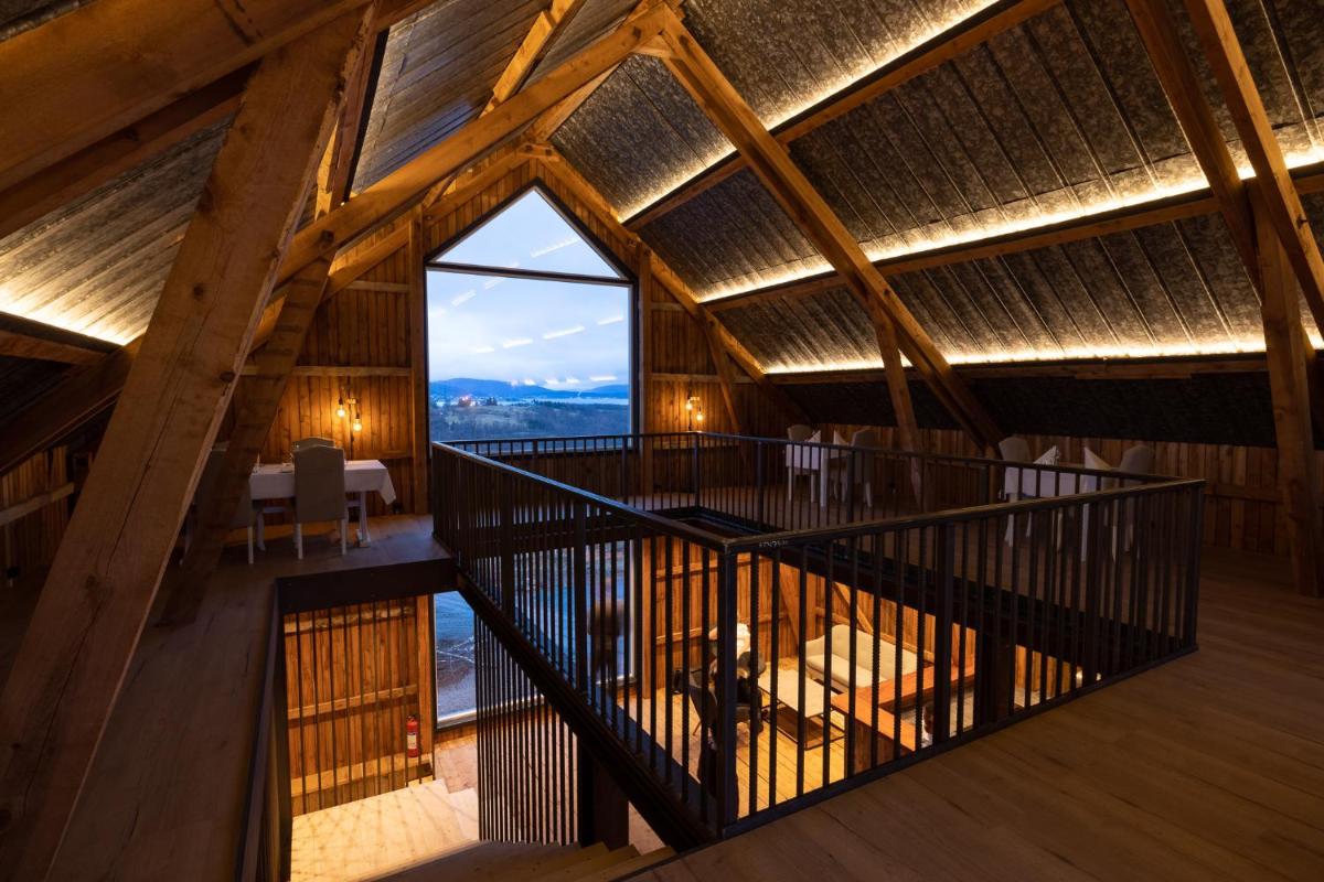 Aurora Borealis Observatory - Housity