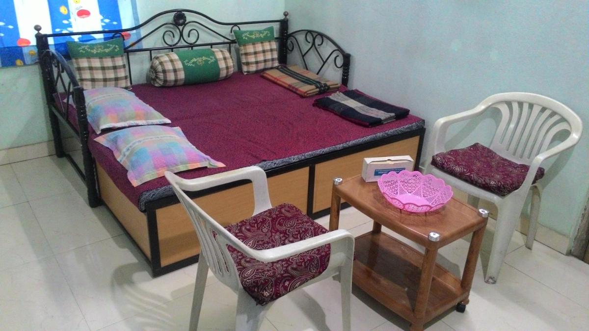 Shri Niwas,Room B with Private Bathroom & Common Toilet - Housity