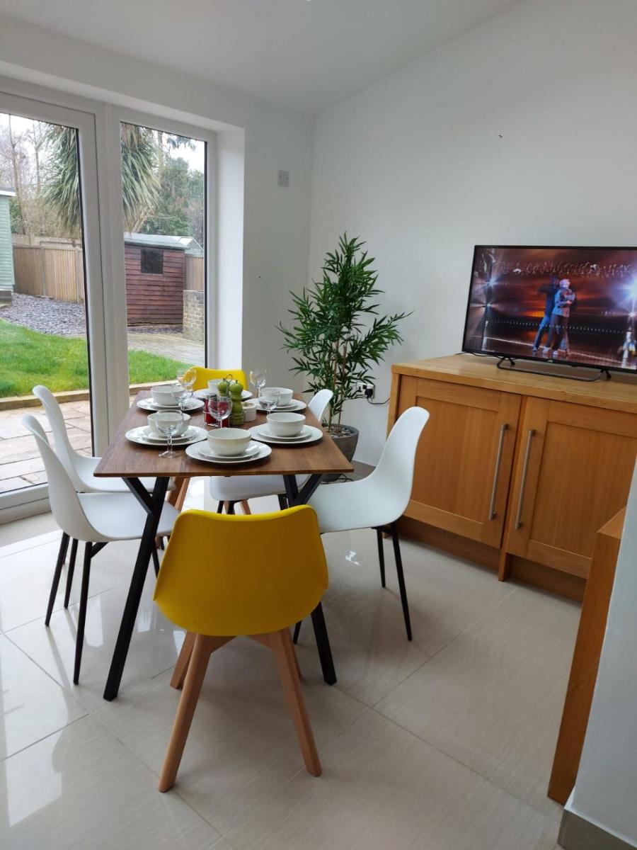 Centrally Located 4 bedroom house in town center - Housity