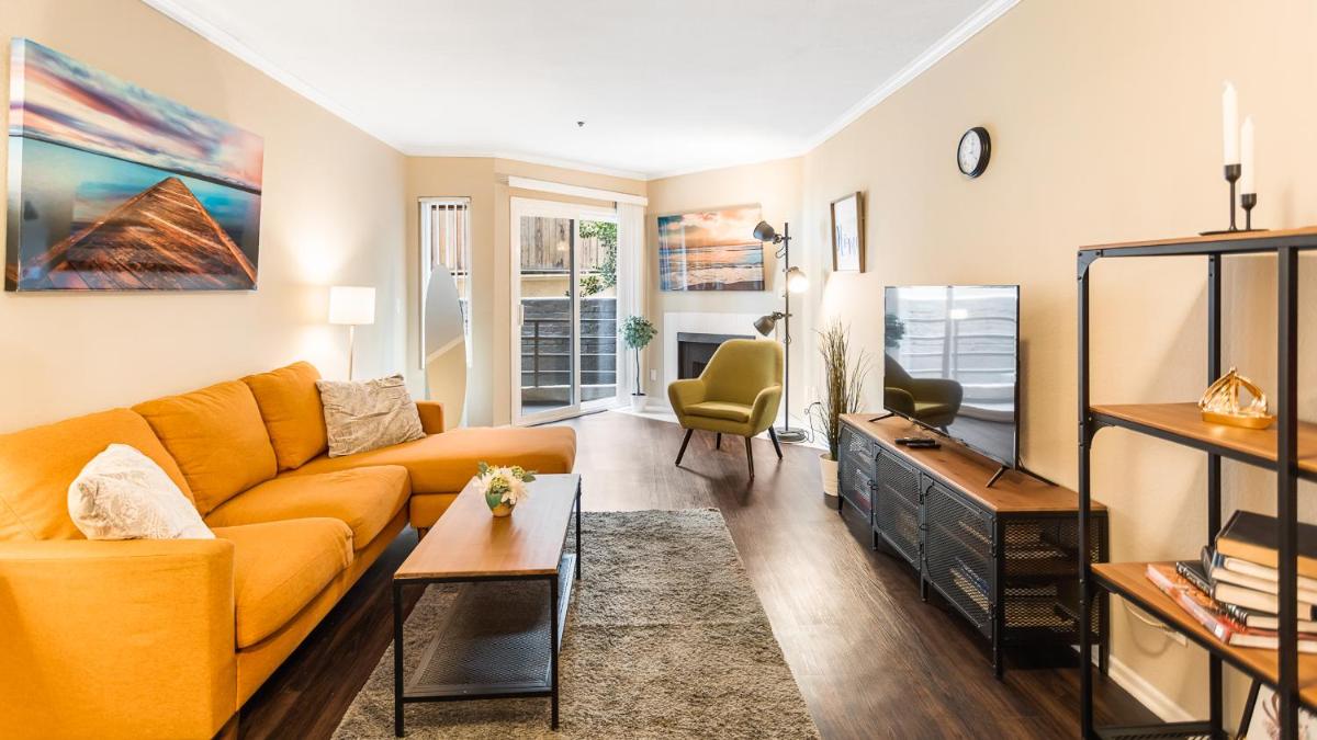 Luxury, Hollywood Walk of Fame - Housity