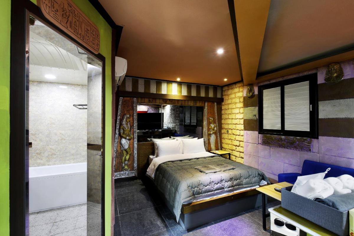 Versace Motel - Housity