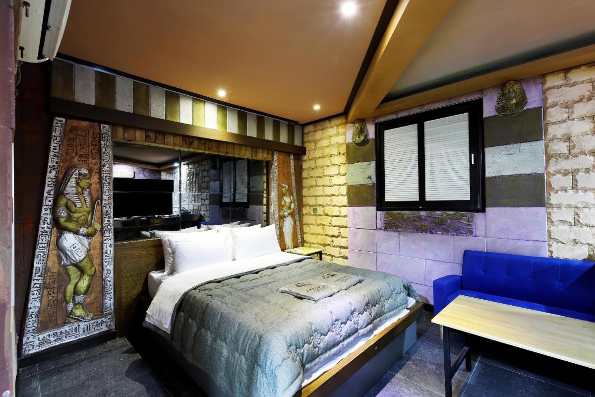 Versace Motel - Housity