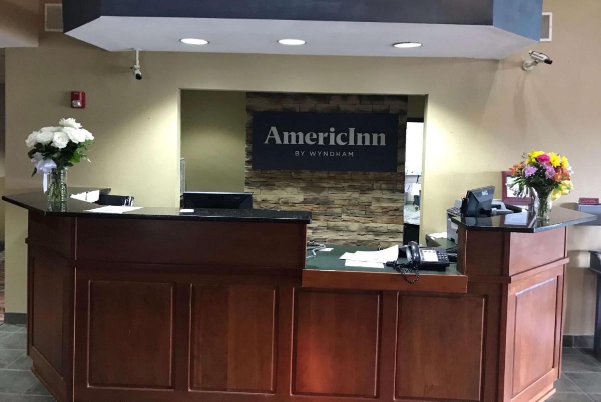 AmericInn by Wyndham Maquoketa - Housity