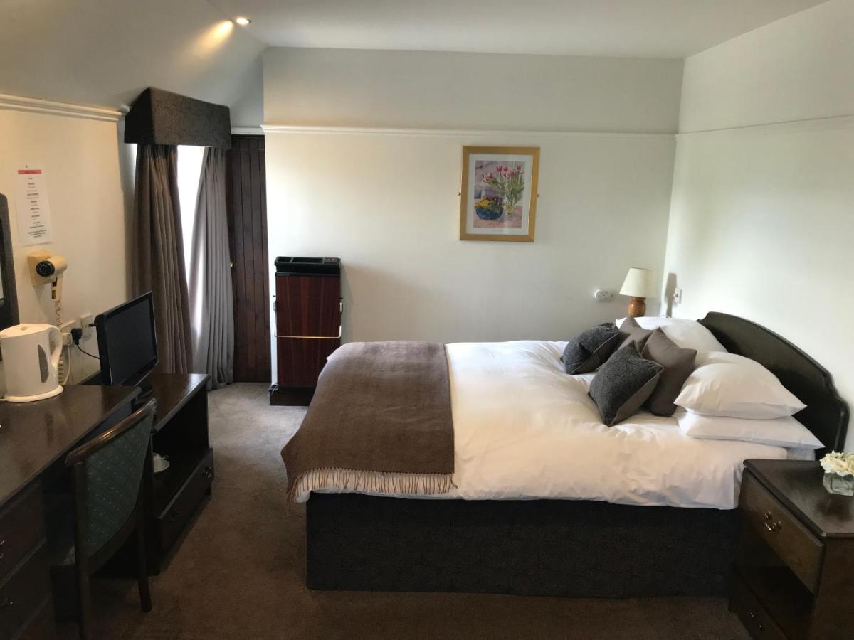 Lion and Unicorn Hotel - Housity