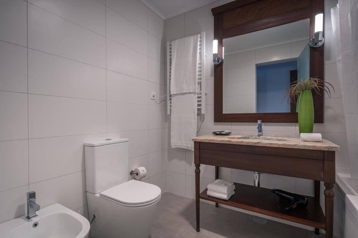 Uma casa de banho em Senhora da Rosa, Tradition & Nature Hotel