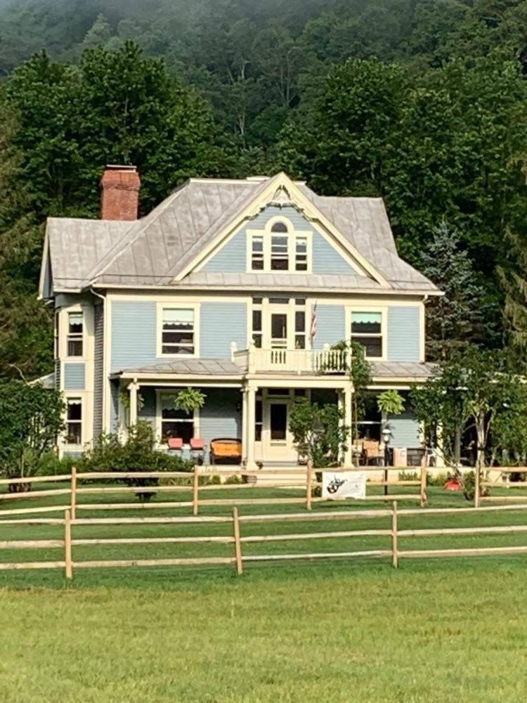 Laurel River Club Bed & Breakfast or LRCBNB - Housity