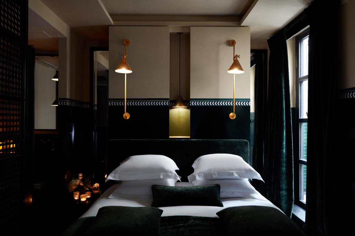 Un ou plusieurs lits dans un hébergement de l'établissement Monsieur George Hotel & Spa - Champs-Elysées