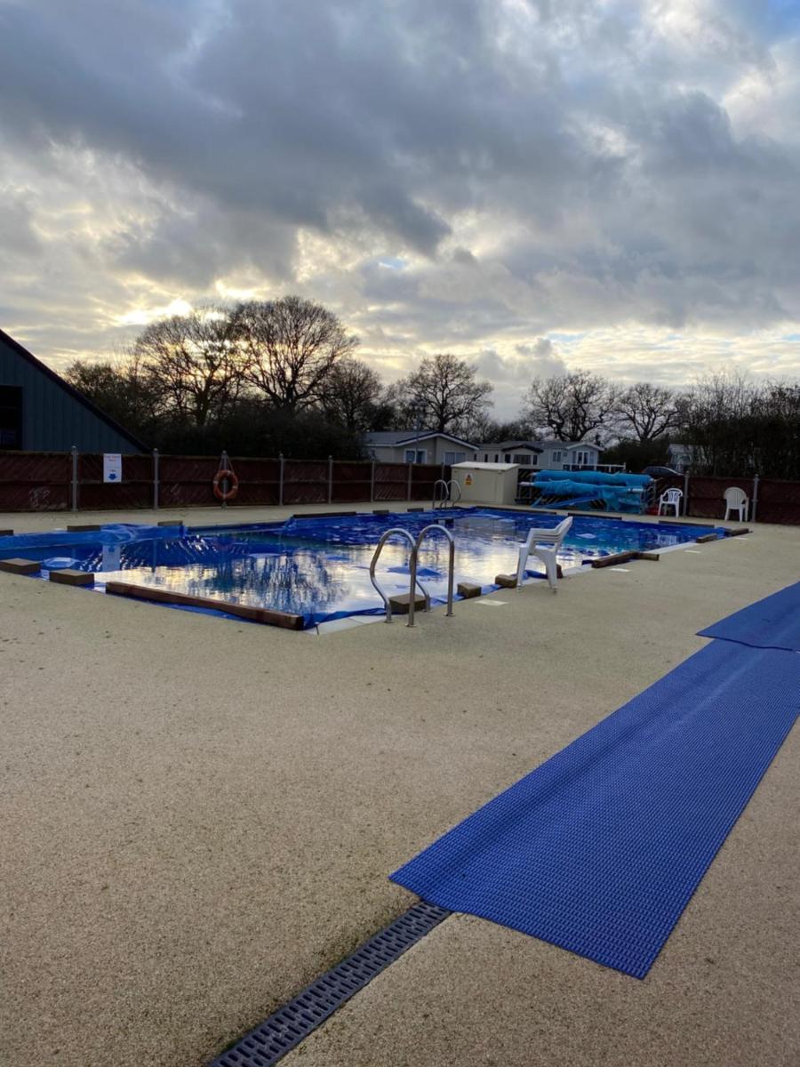 Caravan Carlton Meres Holiday Park - Housity