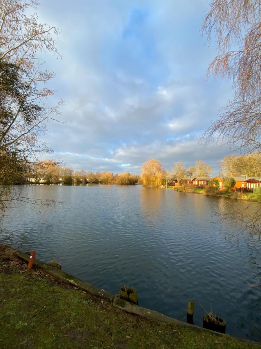 Caravan Carlton Meres Holiday Park - Housity