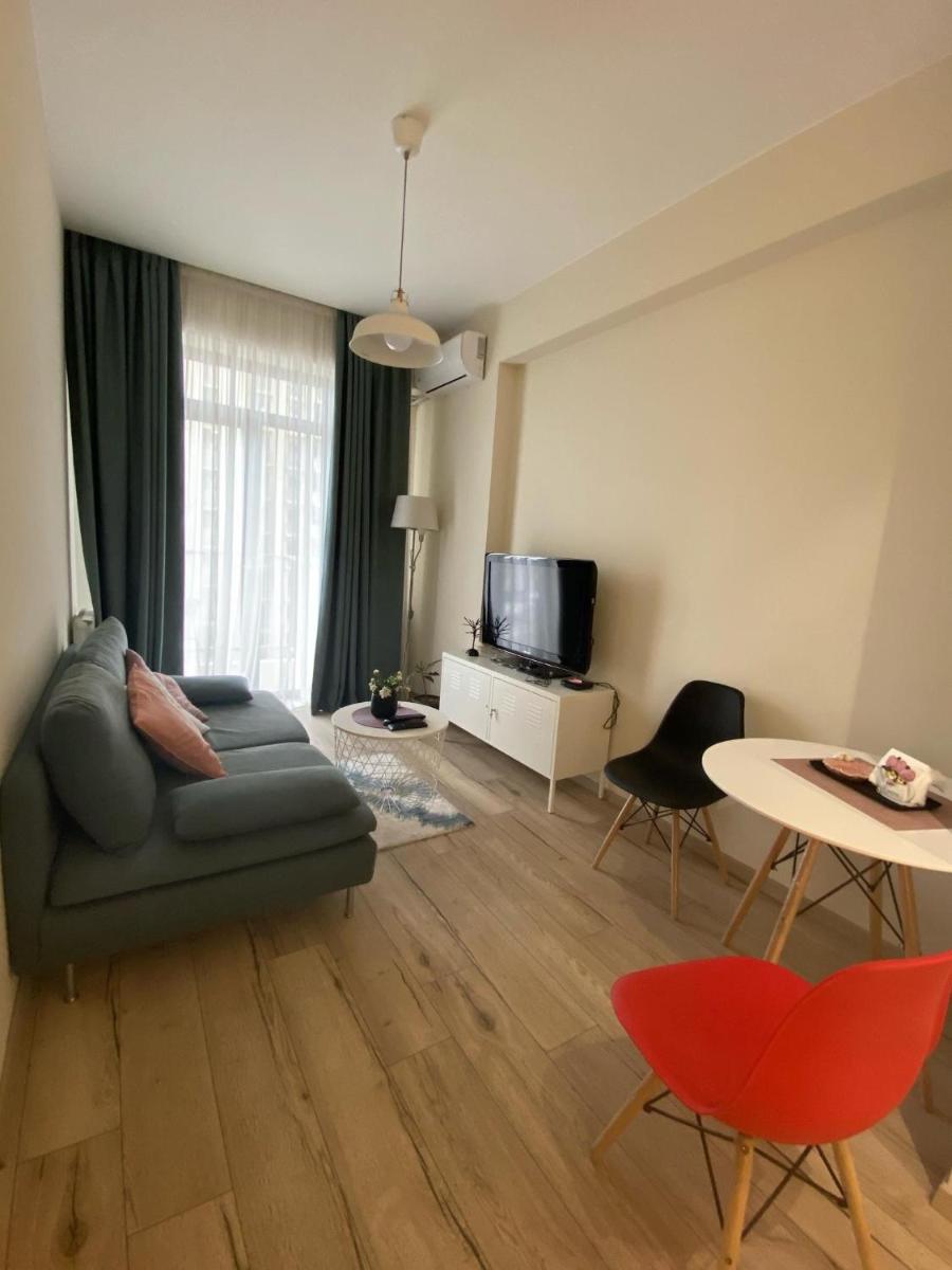 Suitetrails - Sol's M2 White Modern Apartments
