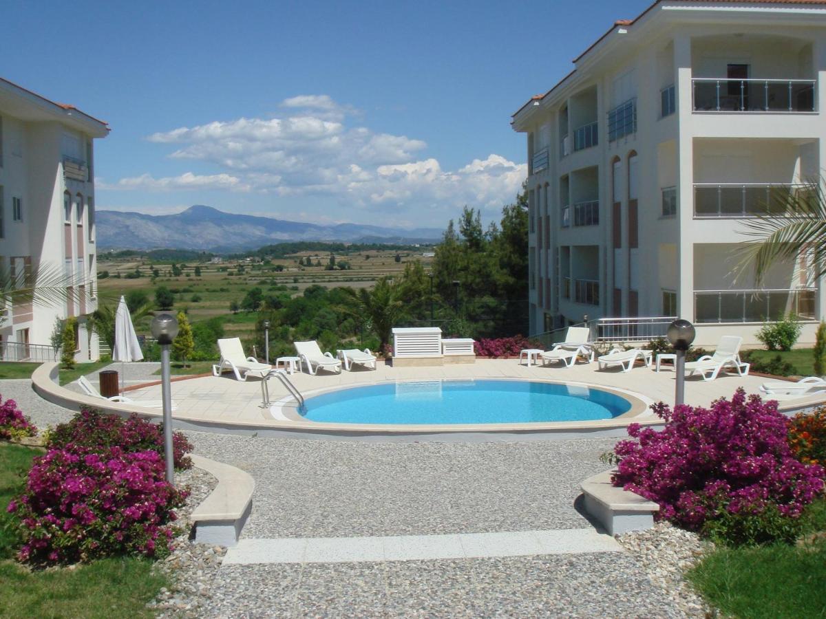 Beautiful Bright 3 Bed Home In Popular Sought After Private Gated Community - Housity