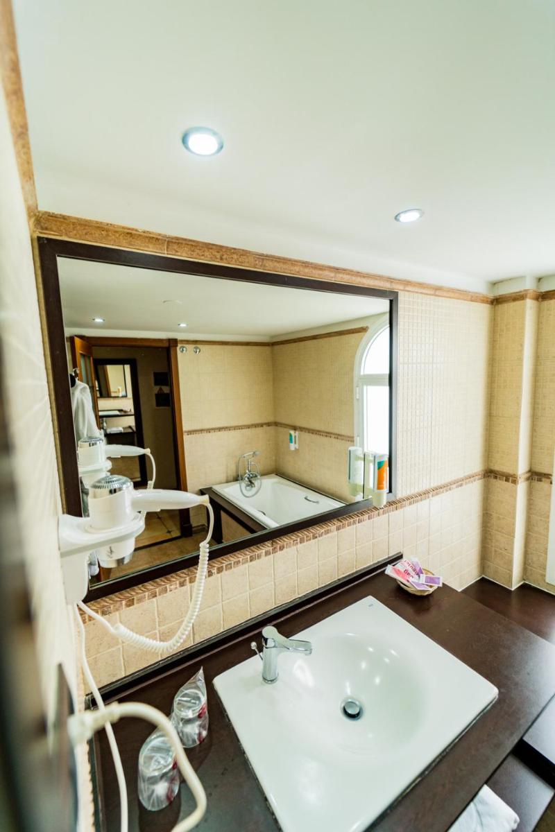 Un baño de Paradise Park Fun Lifestyle Hotel
