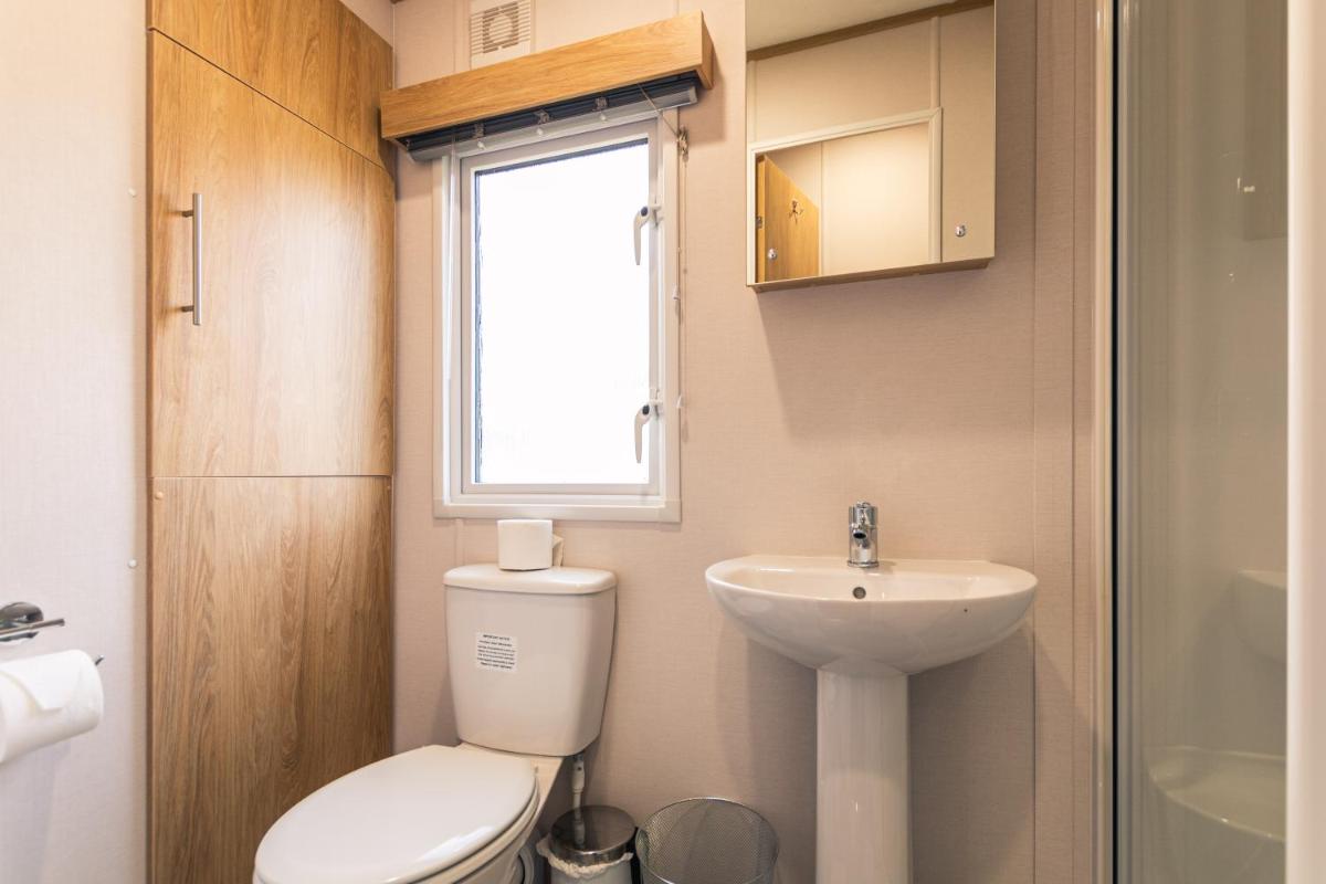 Yorkshire Lodge with Hot Tub - Housity