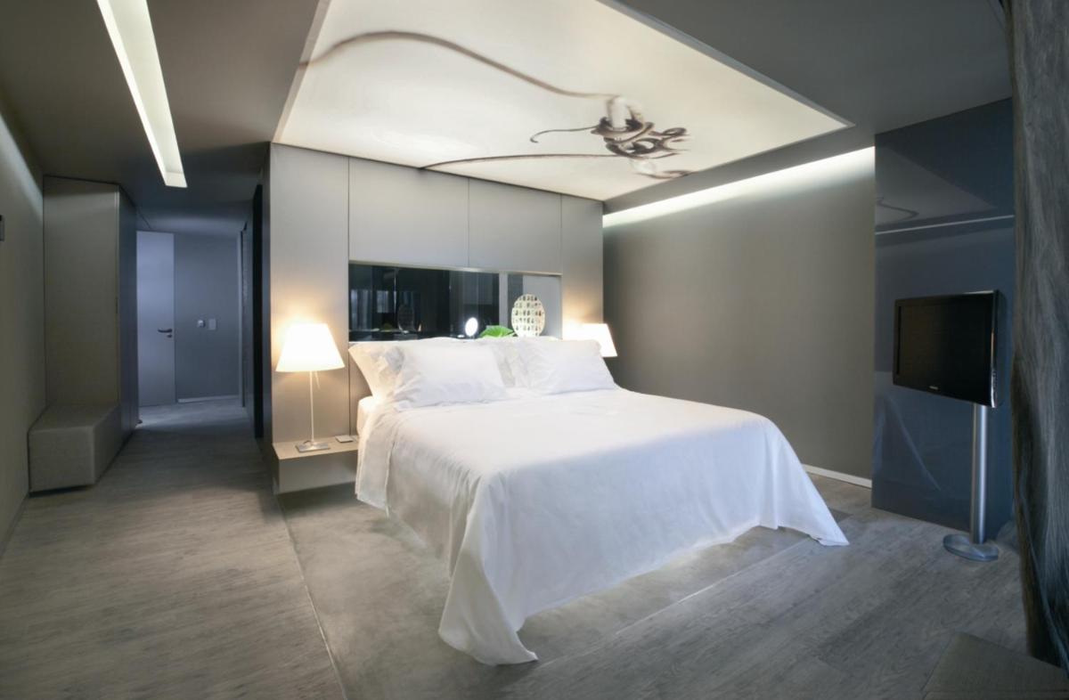 Uma cama ou camas num quarto em The Vine Hotel