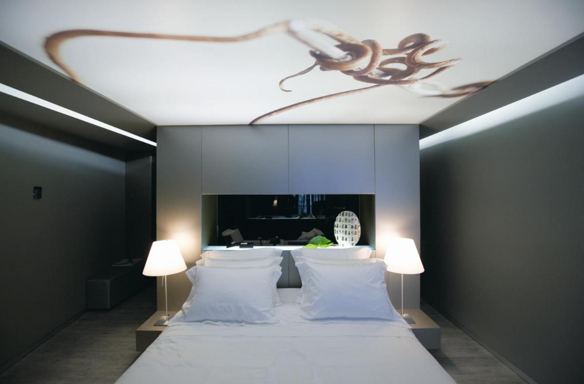 Uma cama ou camas num quarto em The Vine Hotel