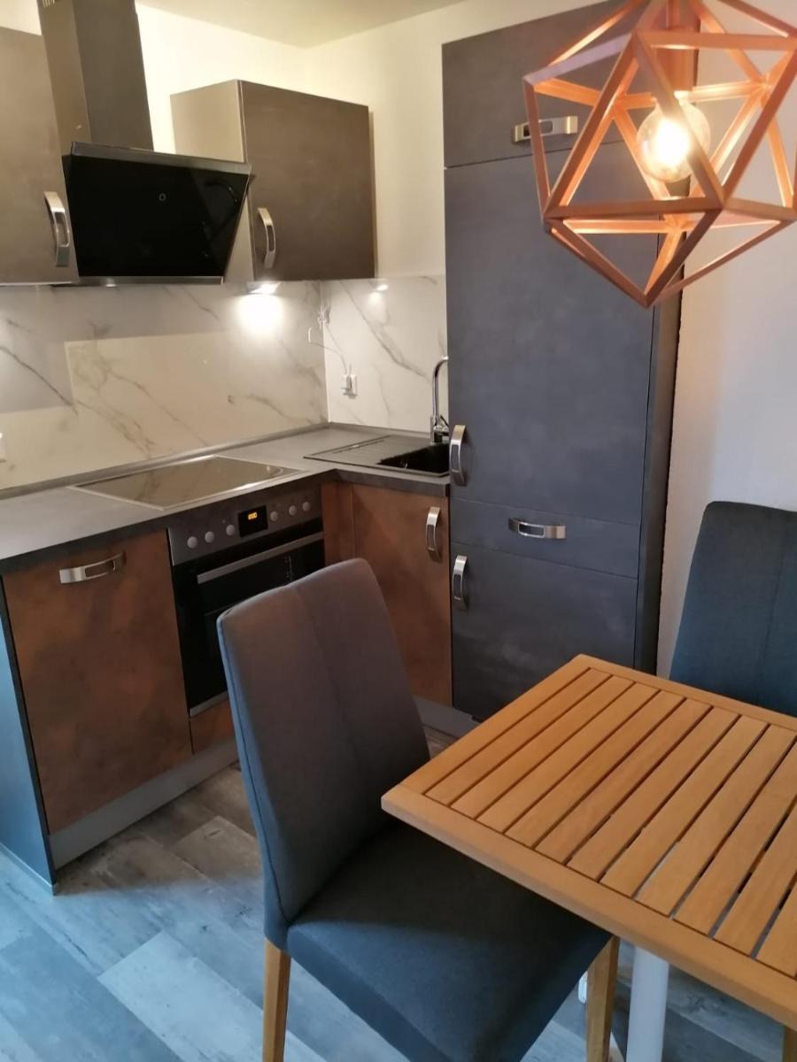 Suitetrails - Großes 1 Zimmer Apartment mit separater Küche, Bad und Balkon