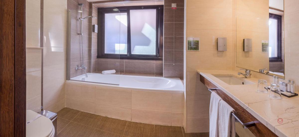 Uma casa de banho em Your Hotel & Spa Alcobaça