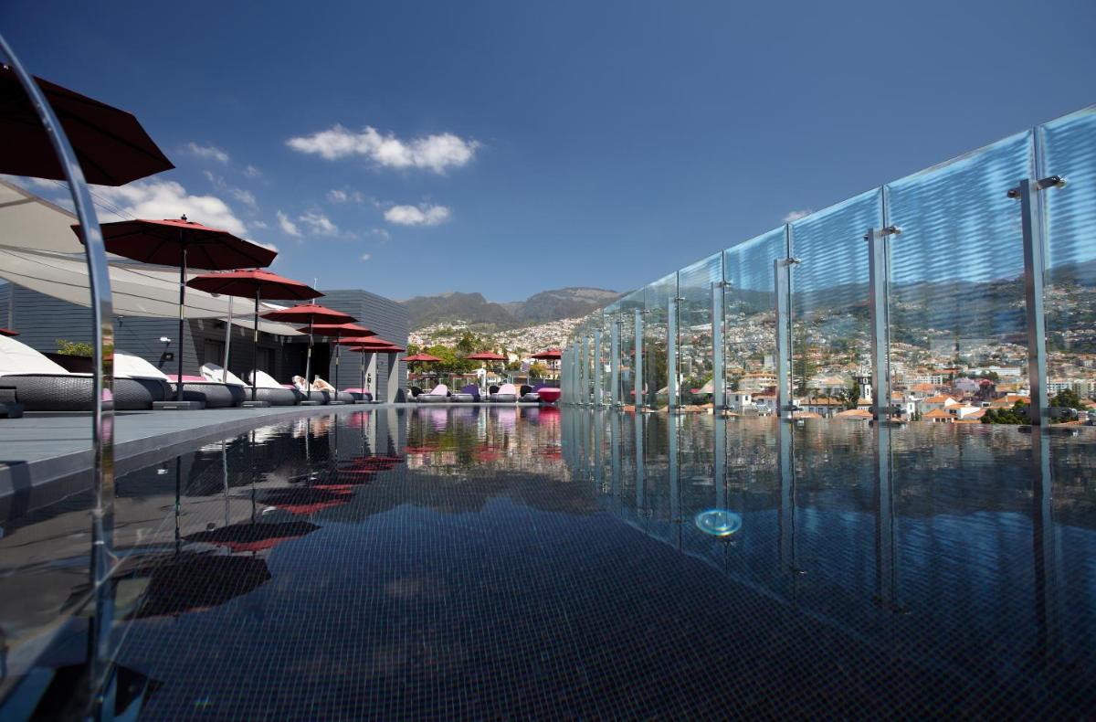uma piscina com vista para a cidade em The Vine Hotel no Funchal