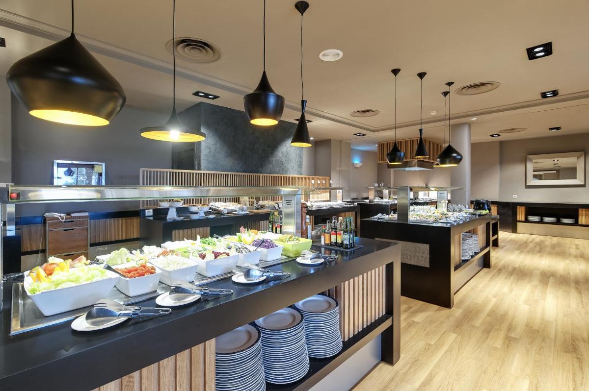 Comida en o cerca de este hotel