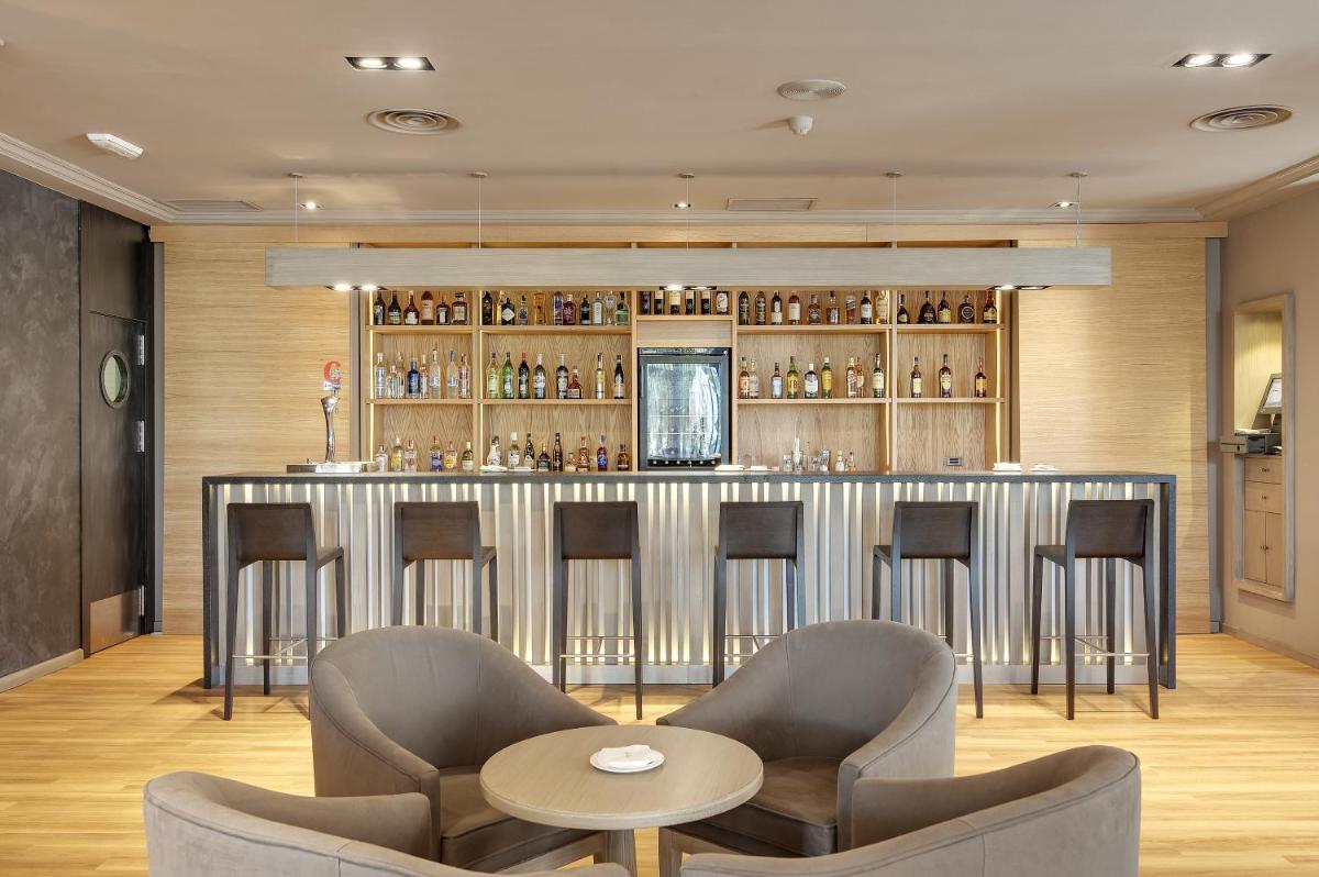 El salón o zona de bar de Barceló Montecastillo Golf