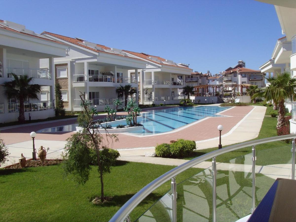 Gorgeous 2 Bed Private Ground Floor Home In One Of Sides Most Exclusive Communi - Housity