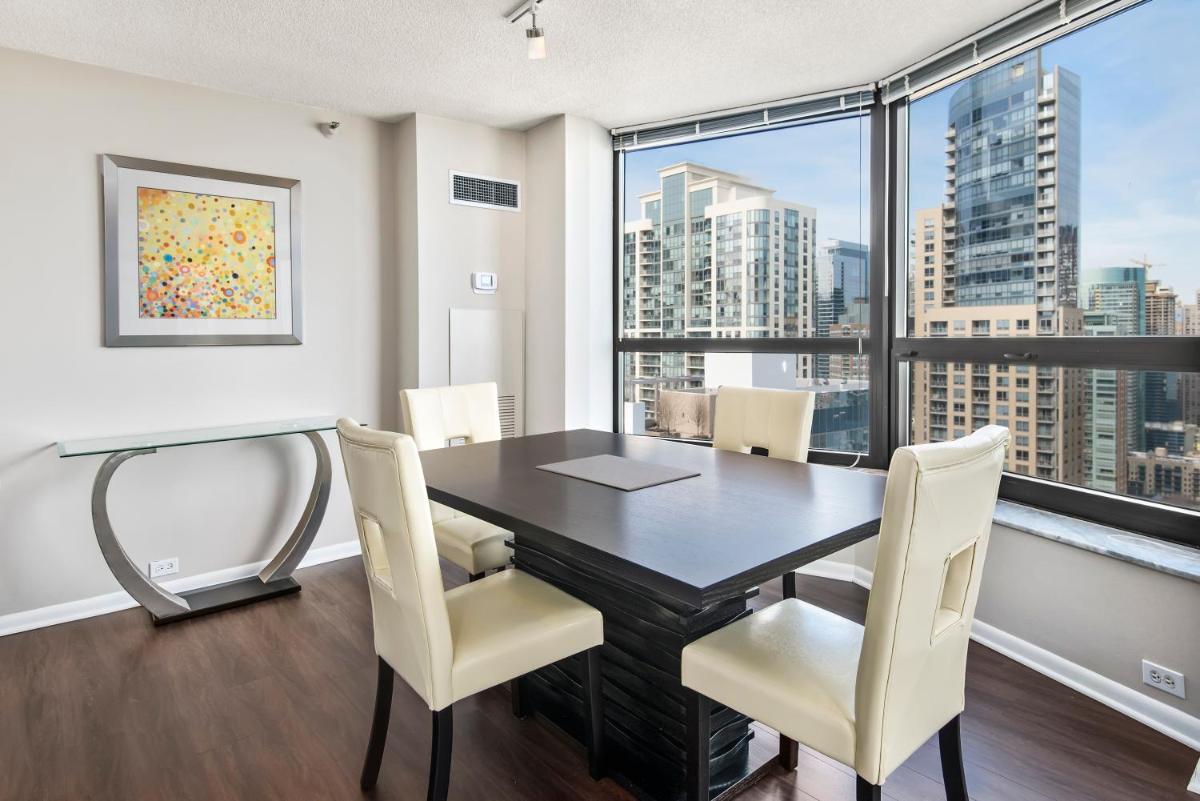 Luxury Downtown Chicago Suites - Housity
