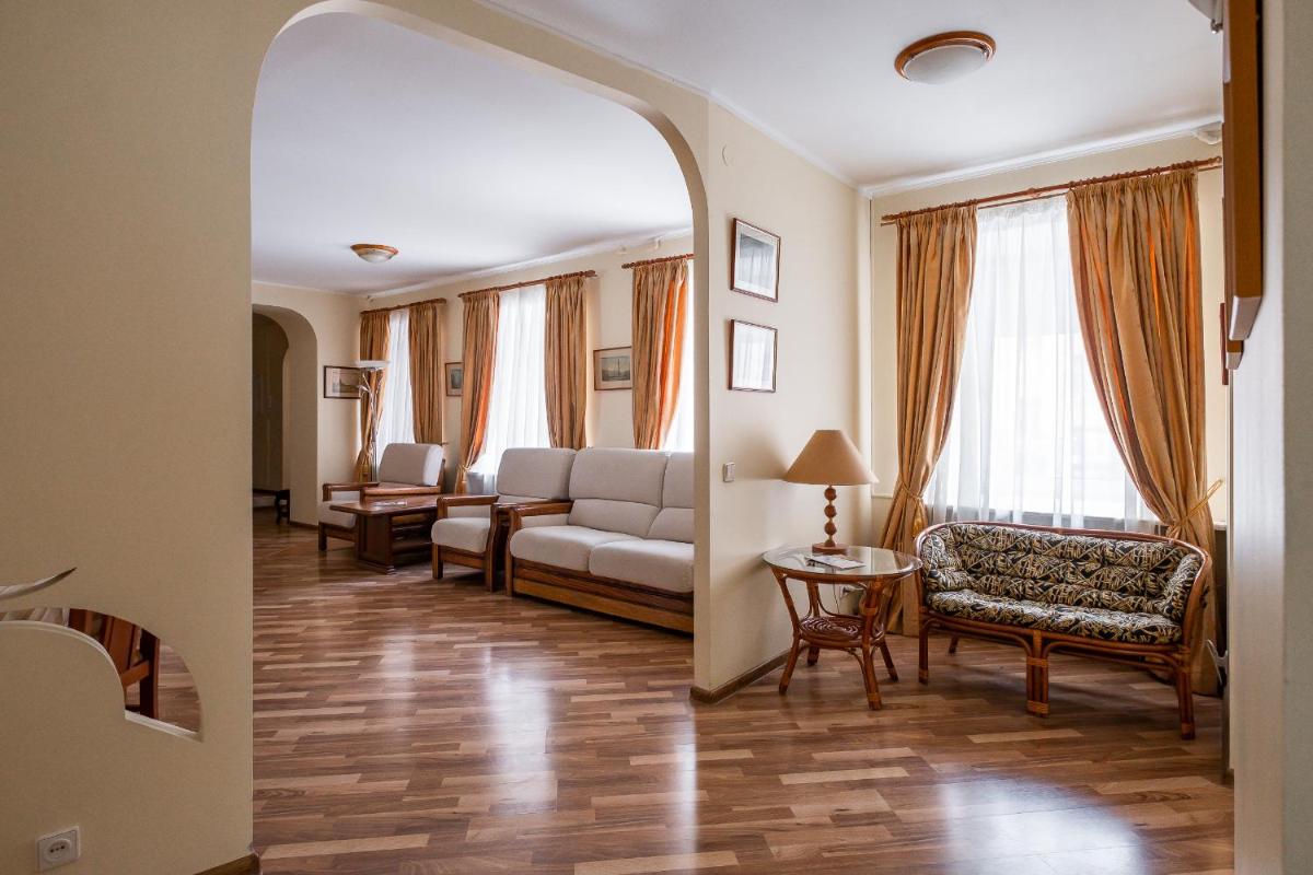 Deluxe Apartment Konyshennaja - Housity