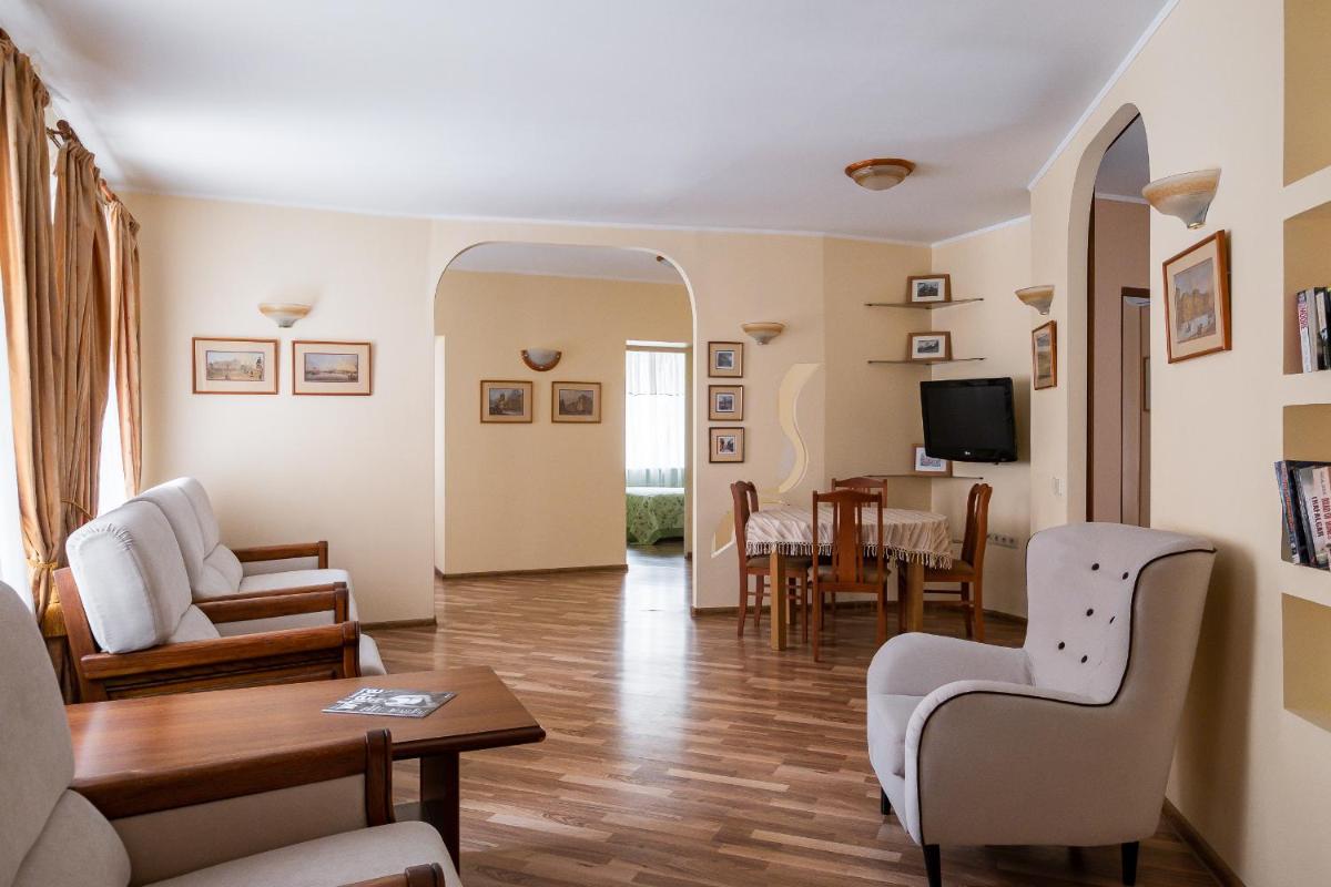 Deluxe Apartment Konyshennaja - Housity