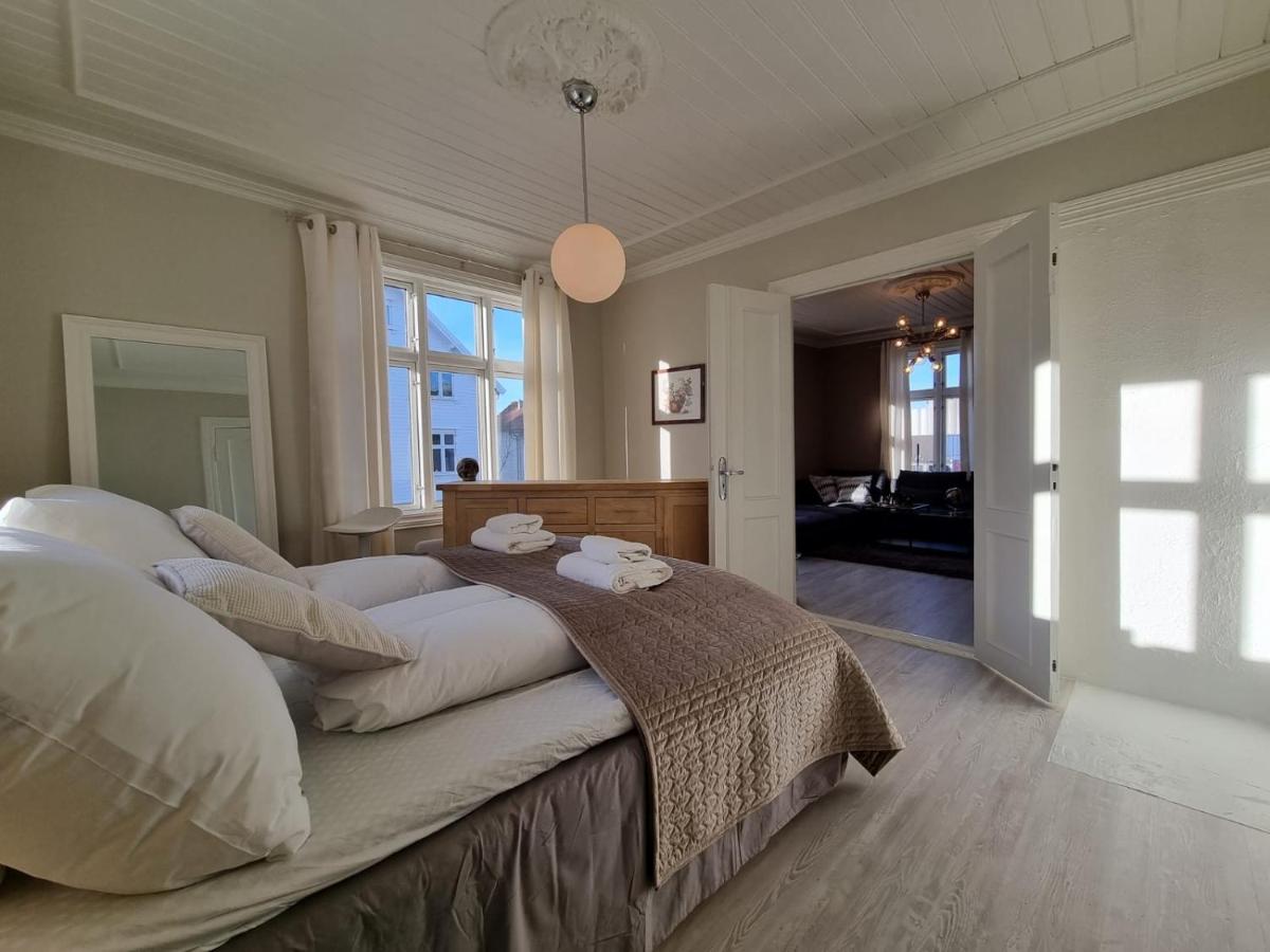 Modern and Central 2 BR w/King Beds + Free Parking - Hizvo