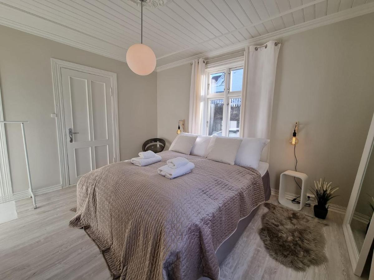 Modern and Central 2 BR w/King Beds + Free Parking - Hizvo