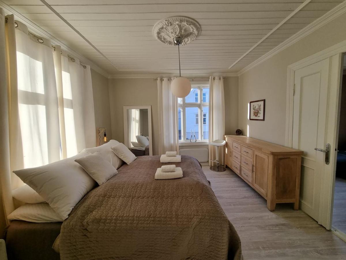 Modern and Central 2 BR w/King Beds + Free Parking - Hizvo