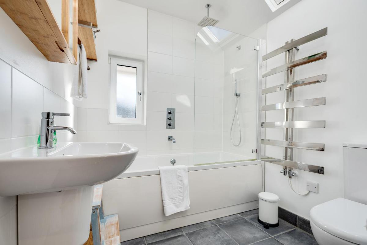 Charming 3 Bedroom House garden & parking - next to CS Lewis Nature Reserve - Housity