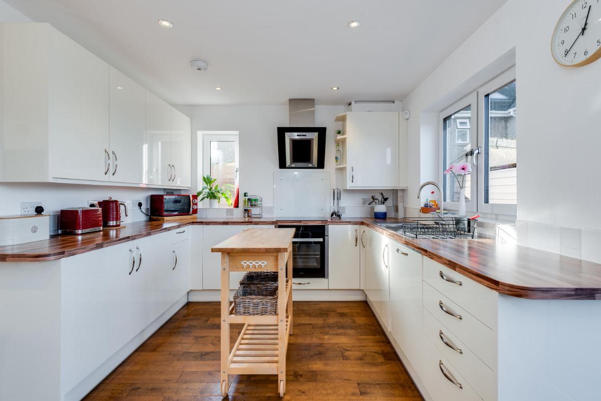 Charming 3 Bedroom House garden & parking - next to CS Lewis Nature Reserve - Housity