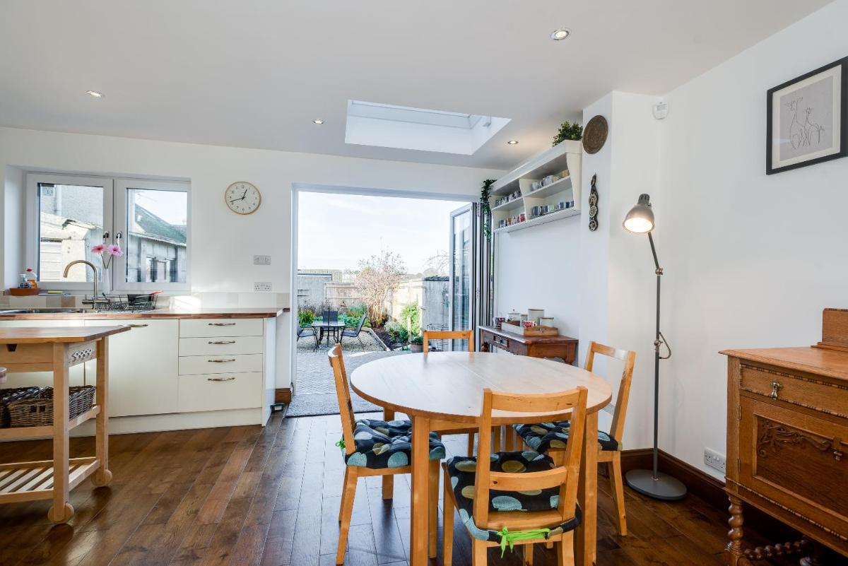 Charming 3 Bedroom House garden & parking - next to CS Lewis Nature Reserve - Housity