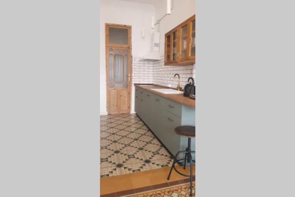Piso modernista en casco histórico con garaje - Housity